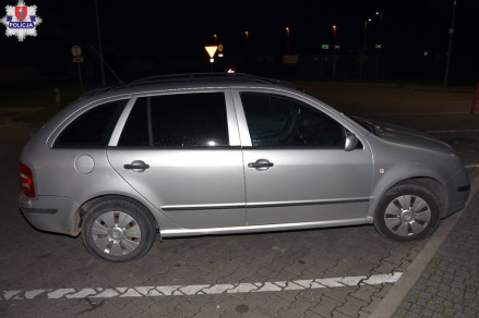Bez światła i z promilami. Policjanci zatrzymali nietrzeźwą kierującą Skodą