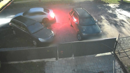  Pijany uderzył w dwa zaparkowane auta. Zdarzenie zarejestrował monitoring