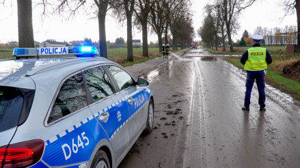 78-latek wpadł w poślizg na zanieczyszczonej drodze